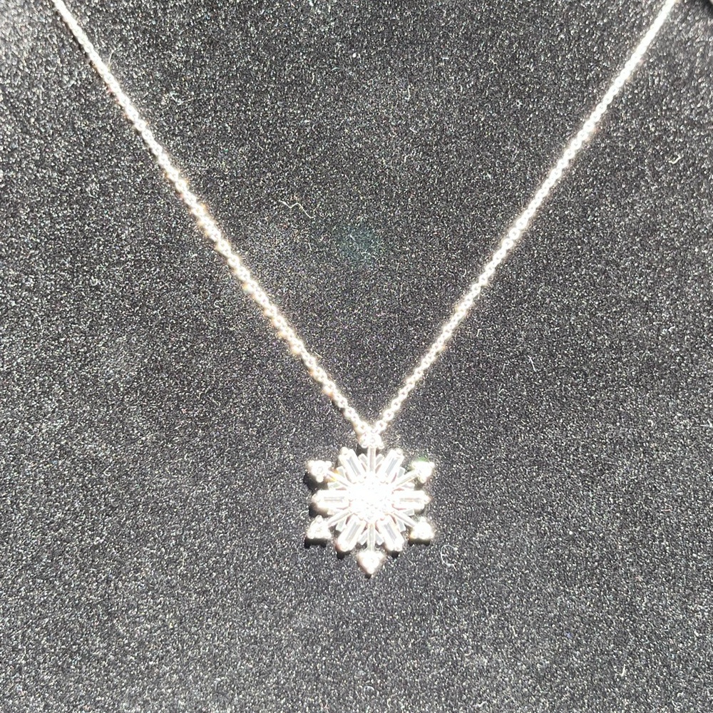 NEW IN ORIGINAL BOX Stauer Holidazzle Snowflake Necklace